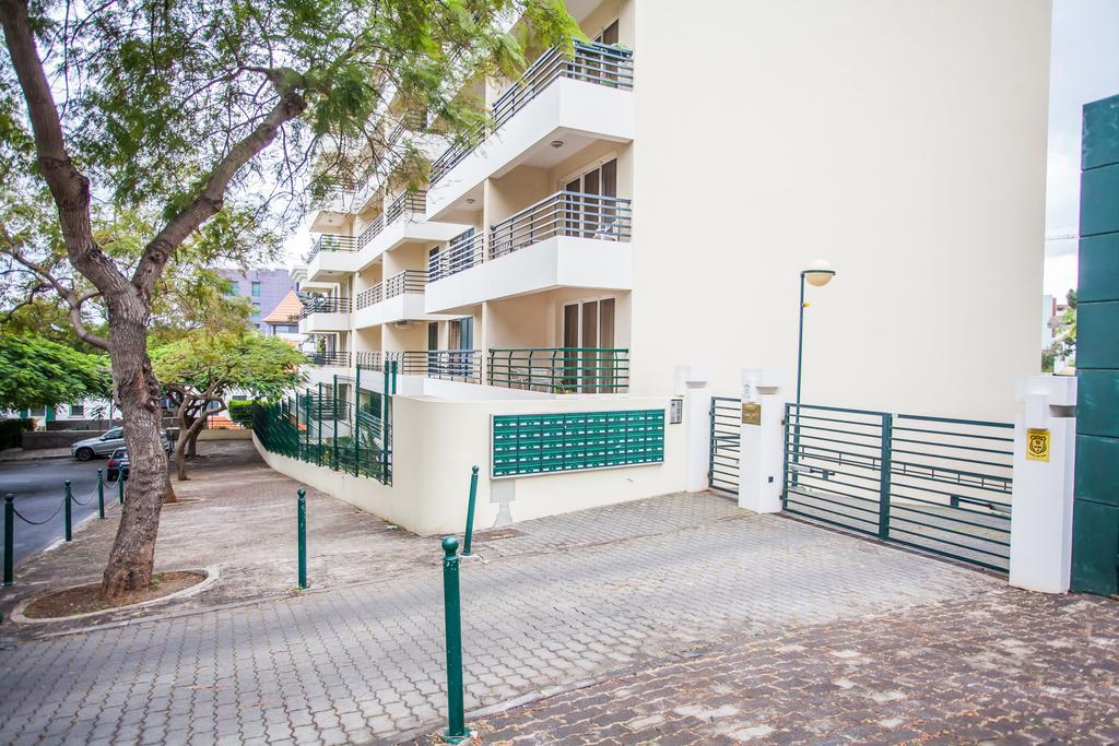Apartamento Caires Apartment ฟุงชาล ภายนอก รูปภาพ
